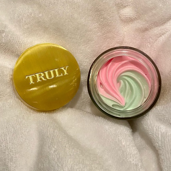 NEW Truly Buns of Glowry - Tighten & Glow Smoothing Butt Butter - Picture 4 of 5